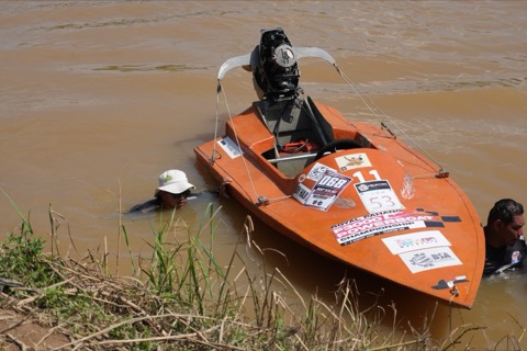 Bot lumba oren di tepi tebing sungai