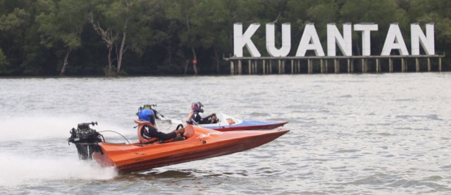 Aksi perlumbaan berlatarkan mercu tanda KUANTAN di Sungai Kuantan