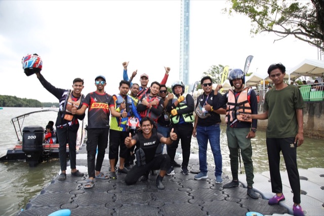 Barisan pelumba dan petugas di jeti apung litar Menara 188