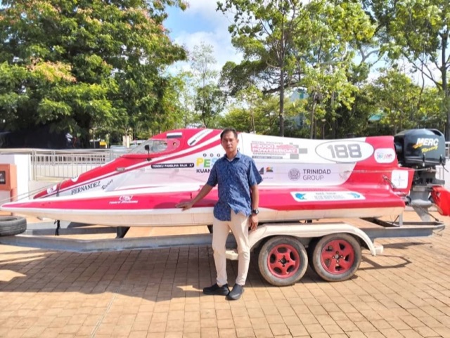 Bot F3000 Royal Pahang dipamerkan di perkarangan Menara 188 Waterfront