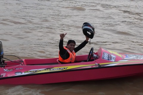 Pelumba meraikan kemenangan di atas bot