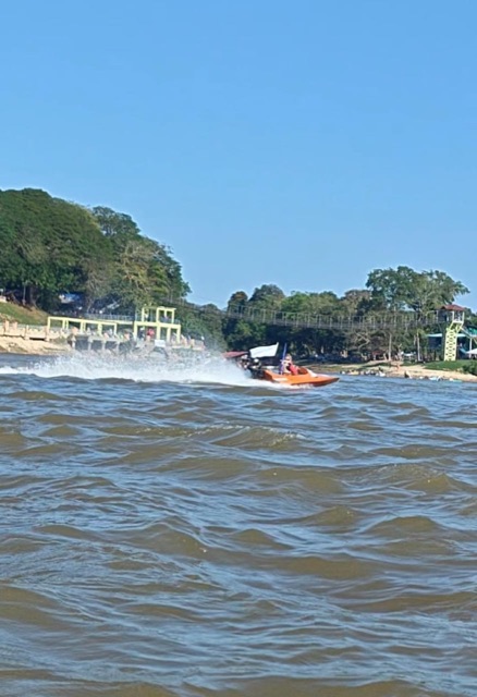 Bot peserta memecut berhampiran Jambatan Gantung Esplanade Temerloh