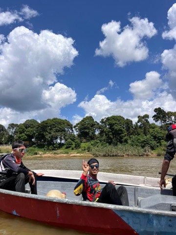 Kru pasukan di atas bot di tengah sungai