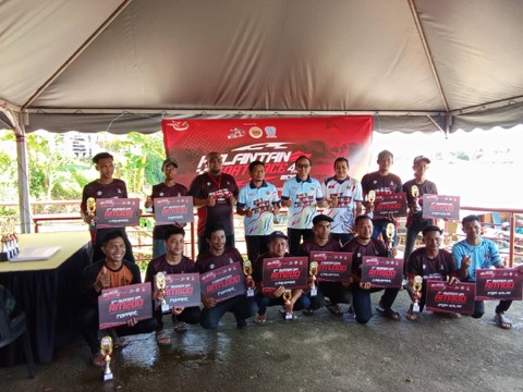 Para pemenang bergambar pada majlis penyampaian hadiah