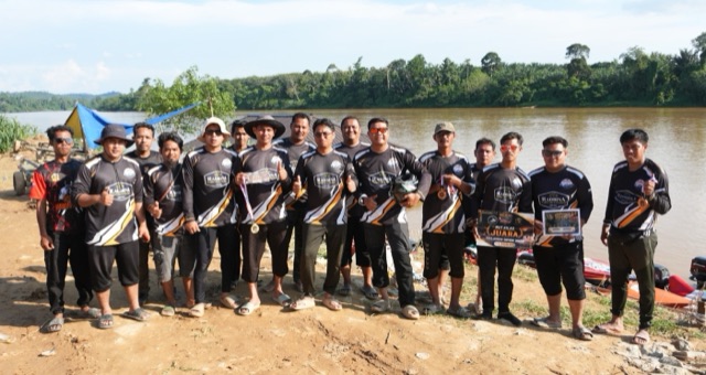Barisan pelumba kelab bersama pingat dan hadiah kejuaraan