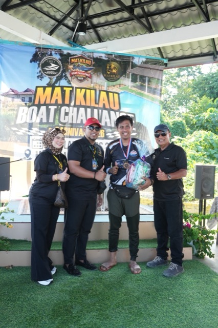 Majlis penyampaian hadiah bersama tetamu kehormat di pentas utama