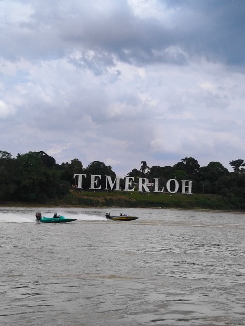 Aksi saringan pantas di hadapan mercu tanda TEMERLOH