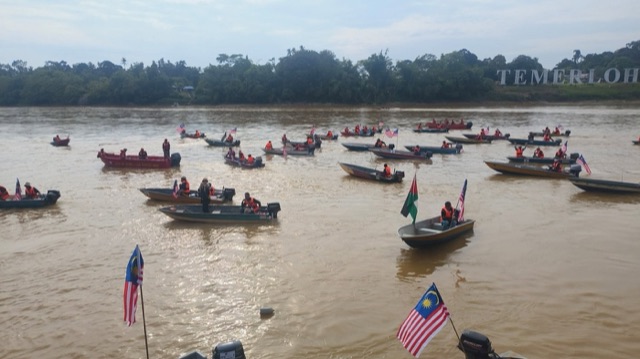 Perbarisan bot peserta berlatarkan mercu tanda TEMERLOH di Sungai Pahang