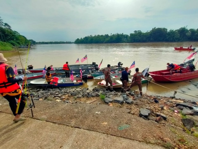 Persiapan bot peserta di pangkalan bersama pemantauan anggota Bomba dan pasukan penyelamat