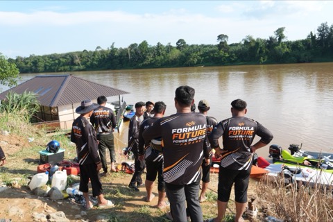 Ahli pasukan Formula Future di tebing sungai