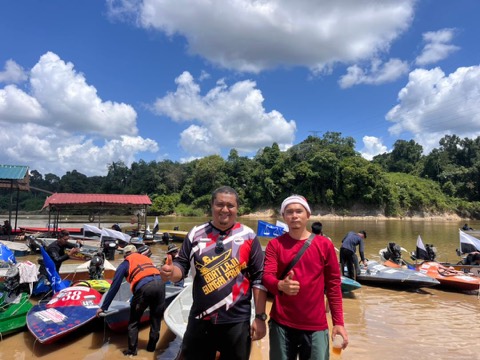 Dua pelumba bergambar di kawasan pit