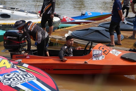 Kawasan pit dengan bot-bot lumba di tepi sungai