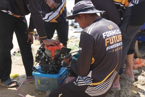 Ahli pasukan Formula Future menyelenggara enjin bot
