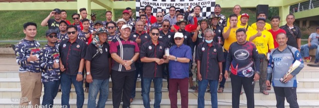 Barisan ahli kelab, pelumba dan tetamu kehormat pada Perlumbaan Bot Laju Terbuka Temerloh 2022