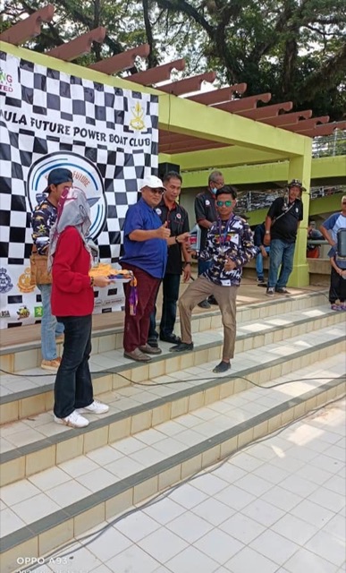 Penyampaian hadiah kepada pemenang di pentas utama Esplanade Temerloh