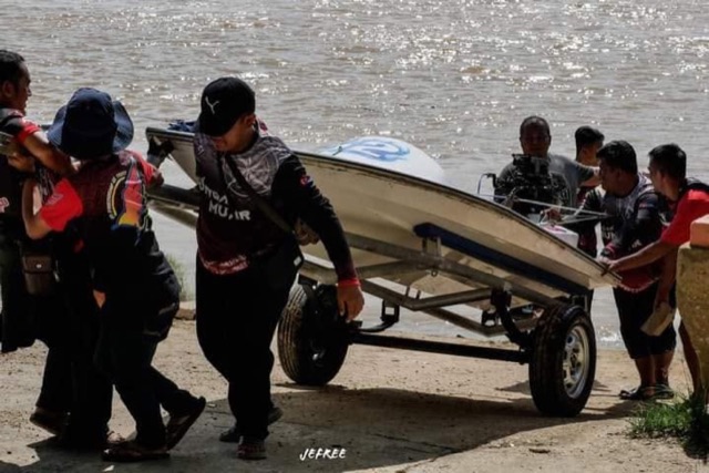 Kerja-kerja menurunkan bot peserta ke Sungai Pahang